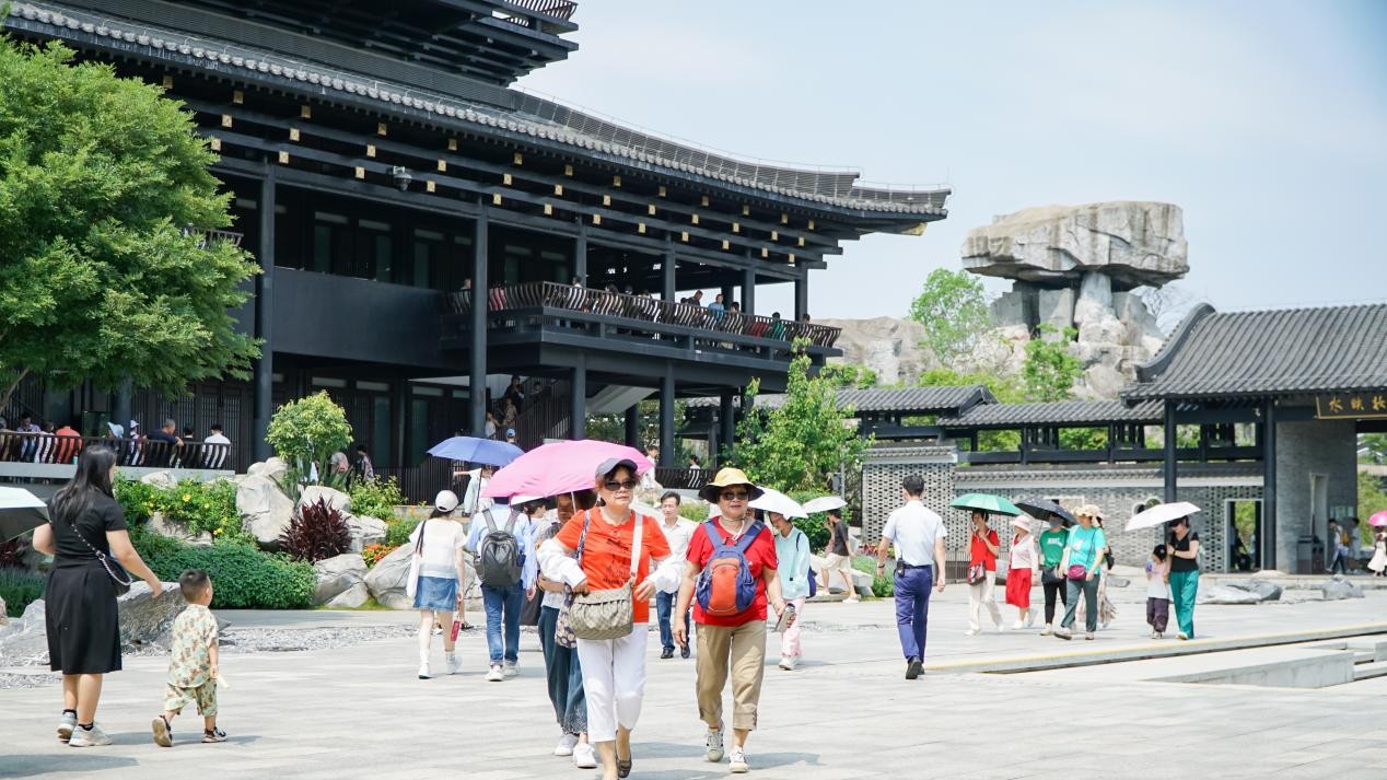 群文场景出圈，国潮消费升温！广州市文化馆“五一”日均迎客超1.2万人次