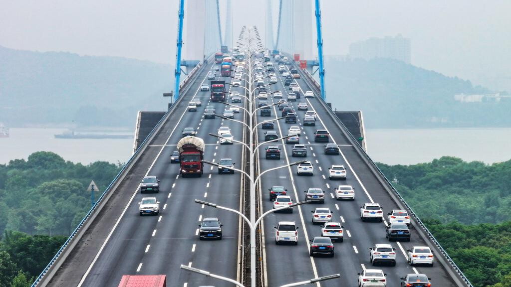 China sees surge in return trips on last day of May Day holiday