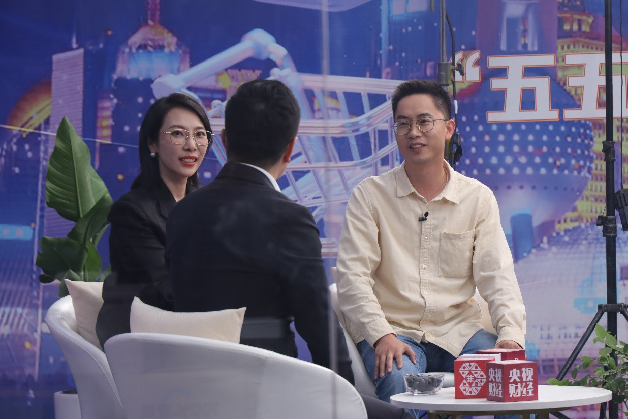 　　5月1日，拼多多副总裁侯凯笛（左一）与新质商家代表王辉（右一）共同参加拼多多联合中央广播电视总台推出的“五五购物节”专项直播节目。李思轩▏摄