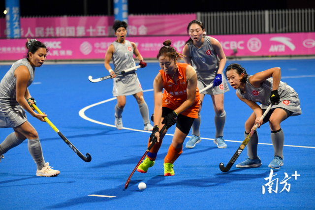 香港女曲（灰衣）队员在赛场上拼搏。 