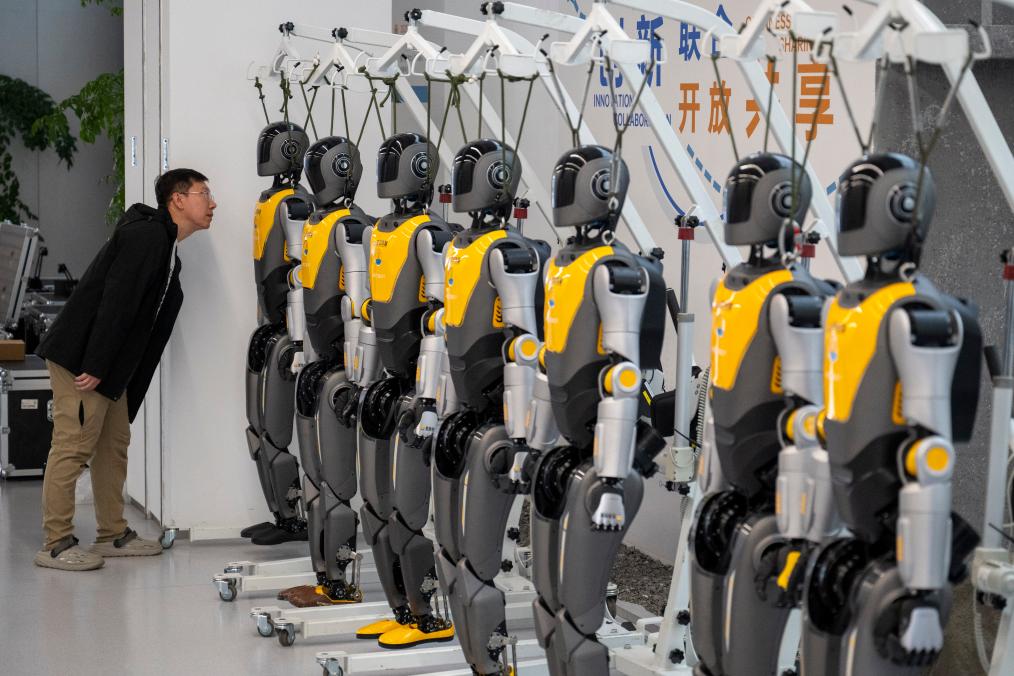 11月6日，观众在湖北人形机器人创新中心参观。 新华社记者伍志尊 摄