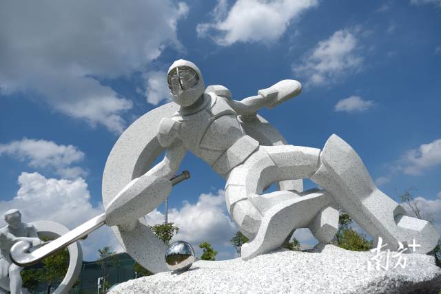 为迎接十五运会，“石都”打造了《石乡曲韵》系列雕塑，刻画曲棍球运动。图为其中一座。资料图