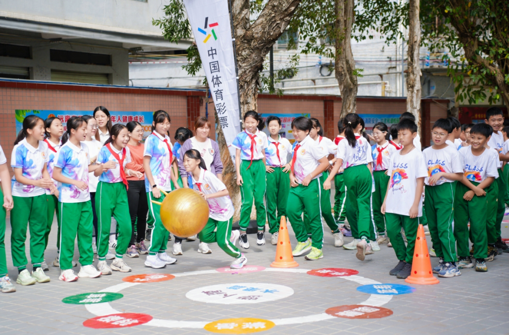 学生在新运动场玩游戏