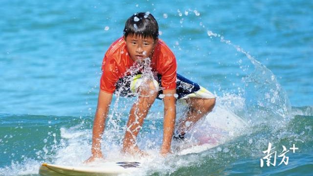 Surfing competition kicks off at China's National Games in Shantou