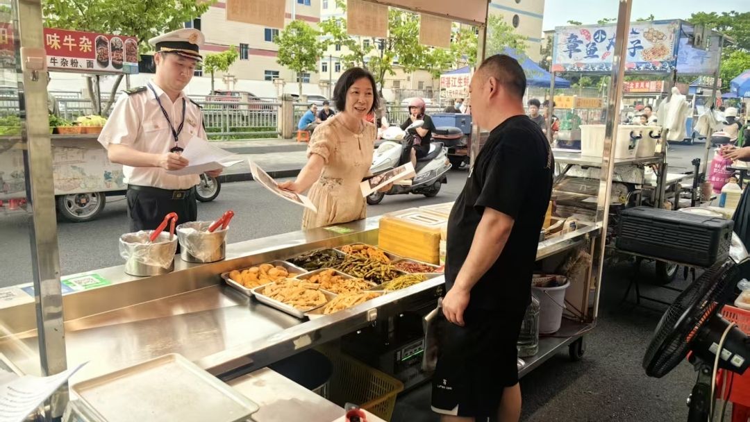 “老代表”新作为   “穿针引线”破解夜市环卫难题