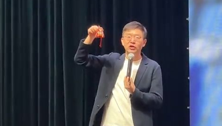 王亚平带“小老虎”飞天，《窗外是蓝星》导演在暨大分享“中国式浪漫”