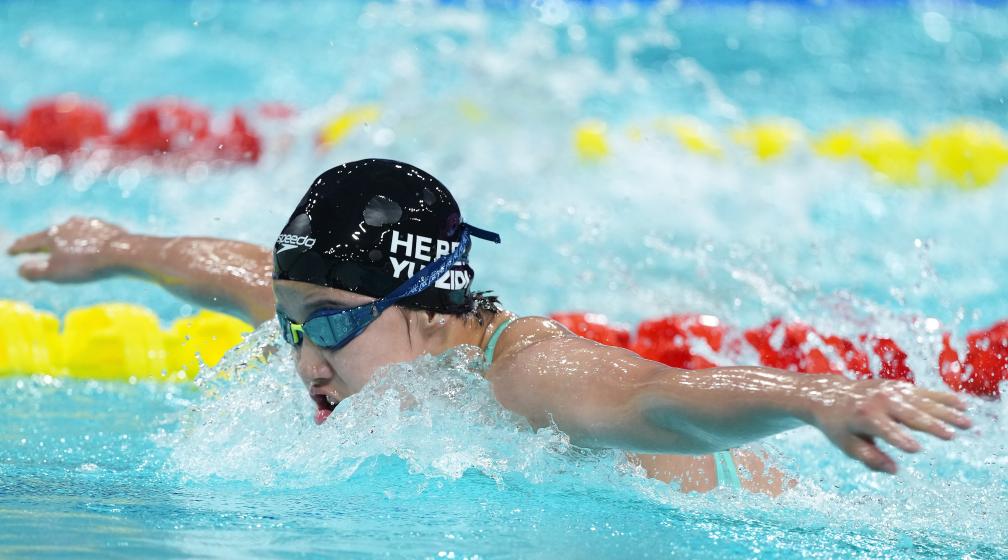 　　11月13日，河北队选手于子迪在比赛中。最终，她晋级决赛。当日，第十五届全国运动会游泳女子200米蝶泳半决赛在广东省深圳市举行。新华社记者 杜宇 摄