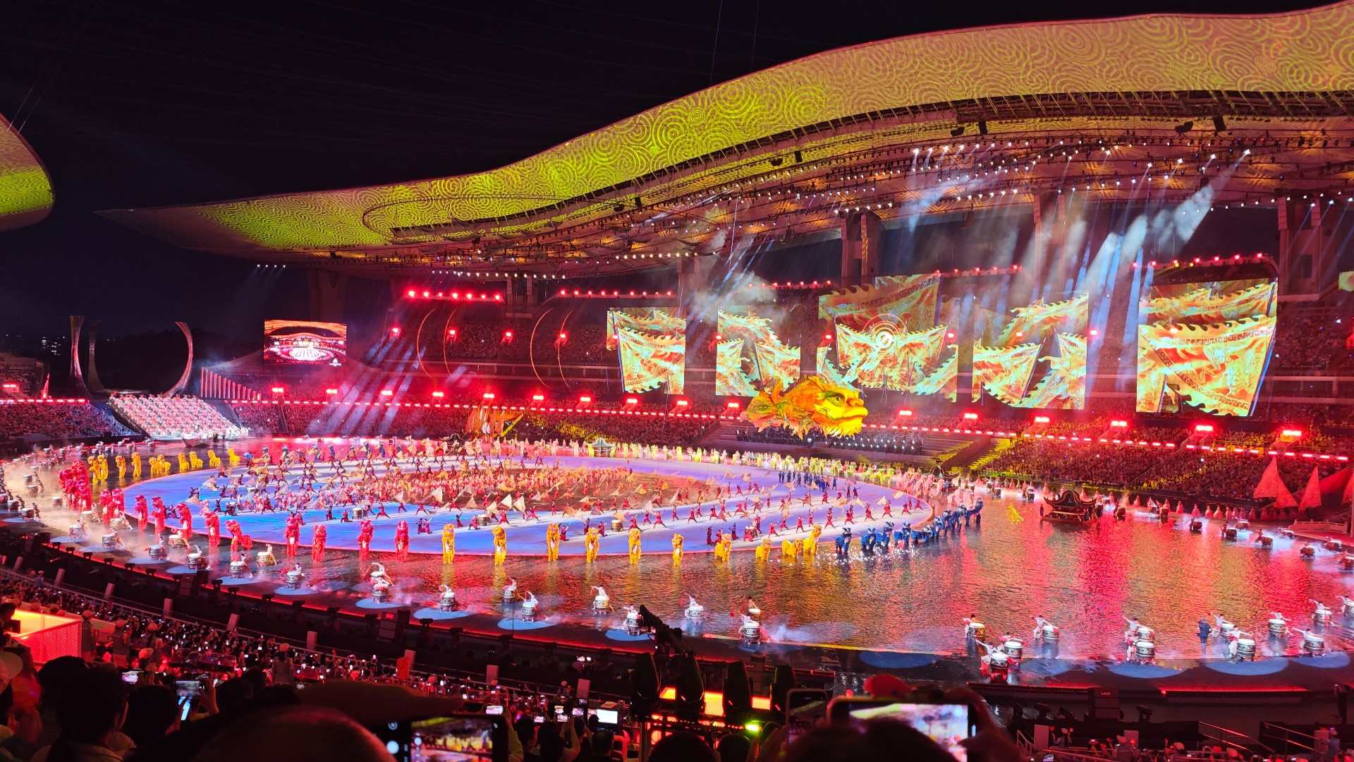 Foreign experts in Guangzhou praise spectacular opening of 15th National Games