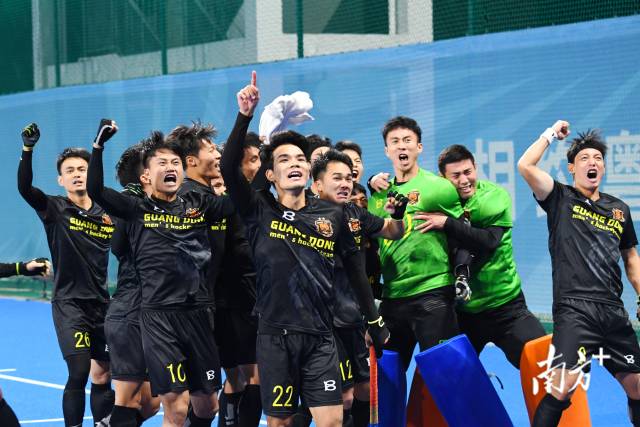 11月13日，广东队球员庆祝赢下对局，冲入决赛。区伟东 摄 