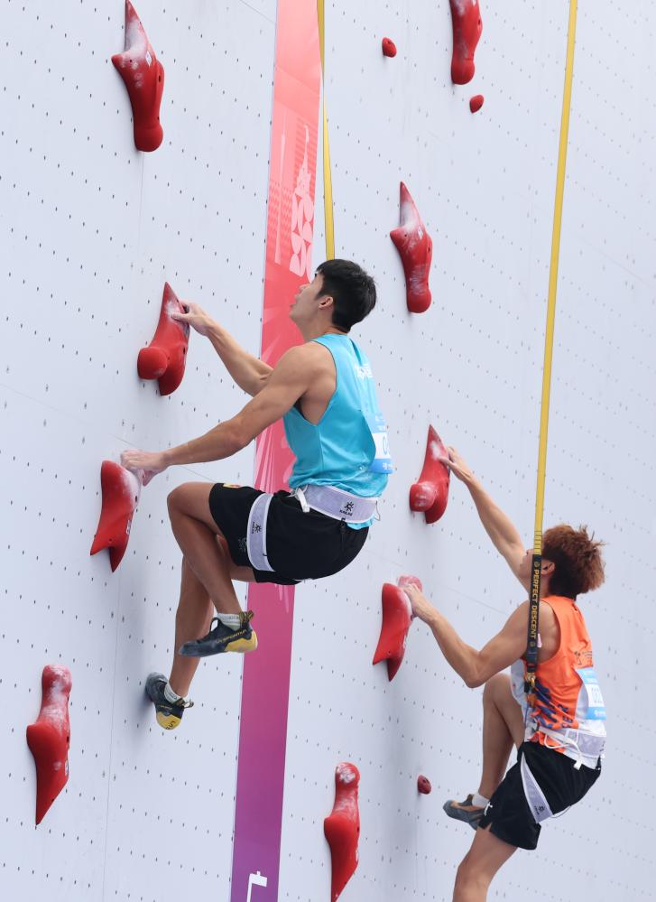 　　11月13日，贵州队选手龙见国（左）在比赛中。最终，他晋级下一轮。当日，第十五届全国运动会攀岩项目男子速度预赛在广州举行。新华社记者 杨世尧 摄