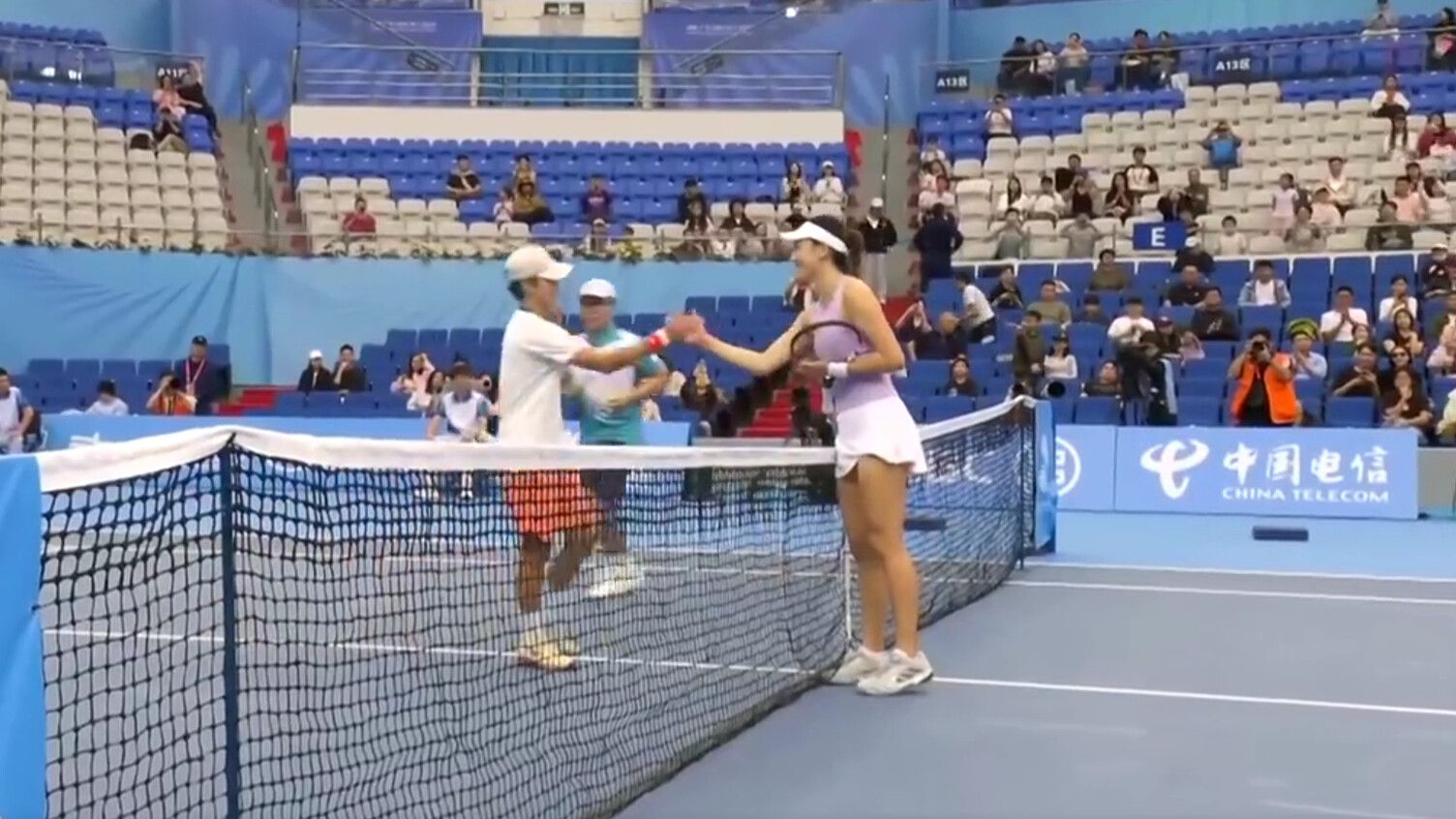 十五运会网球首轮：王欣瑜完胜王育萍晋级