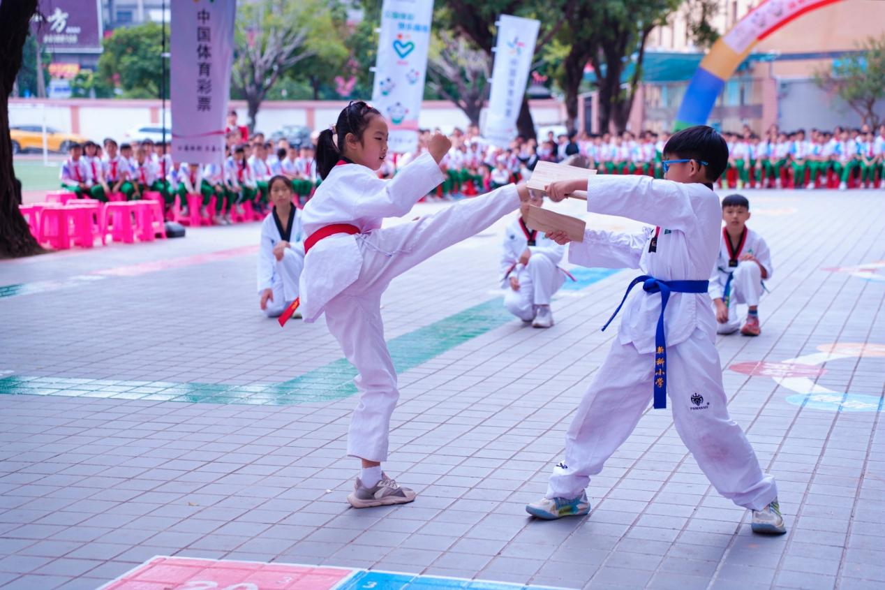 学生在新运动场开展跆舞表演