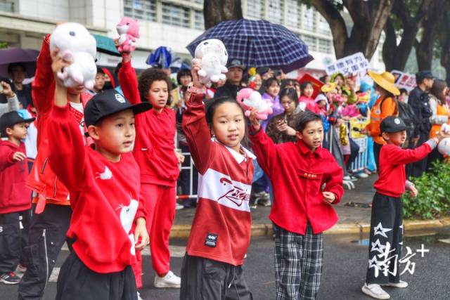 第十五届全国运动会吉祥物“喜洋洋”“乐融融”亮相万人行活动。