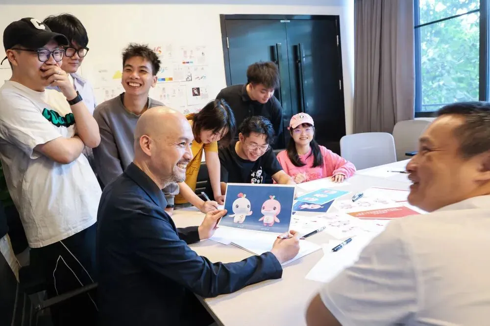 刘平云设计团队在对吉祥物“喜洋洋”和“乐融融”进行最后修饰润色(2024年10月31日摄)。图源:新华社