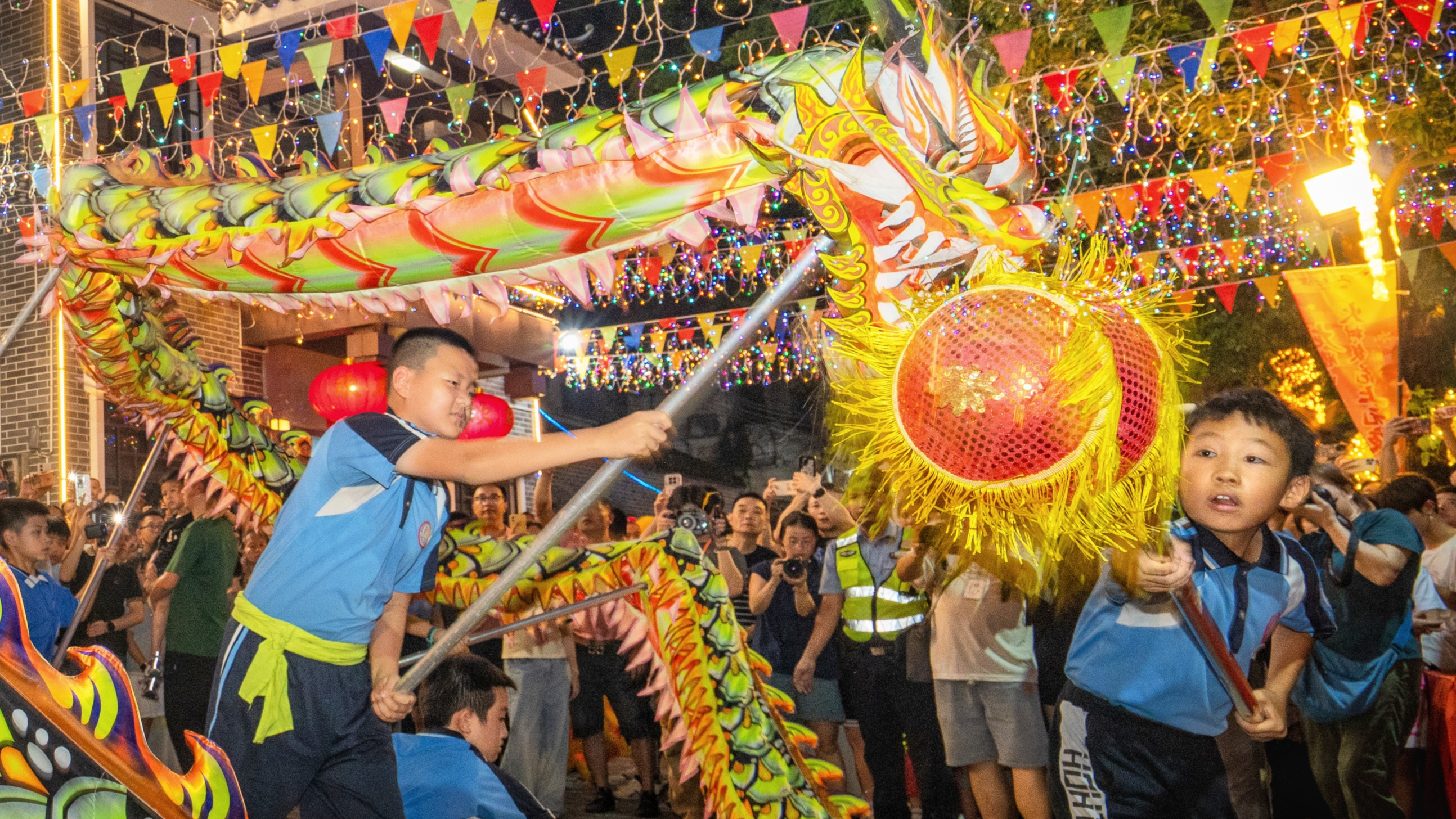 佛山龙狮有几威？且听鼓点响起，来这些地方体验龙狮文化！