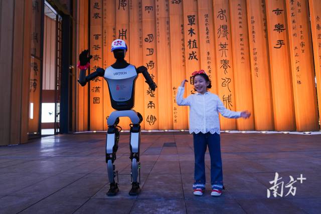 大阪世博会上，优必选人形机器人Walker C和游客丝滑互动。