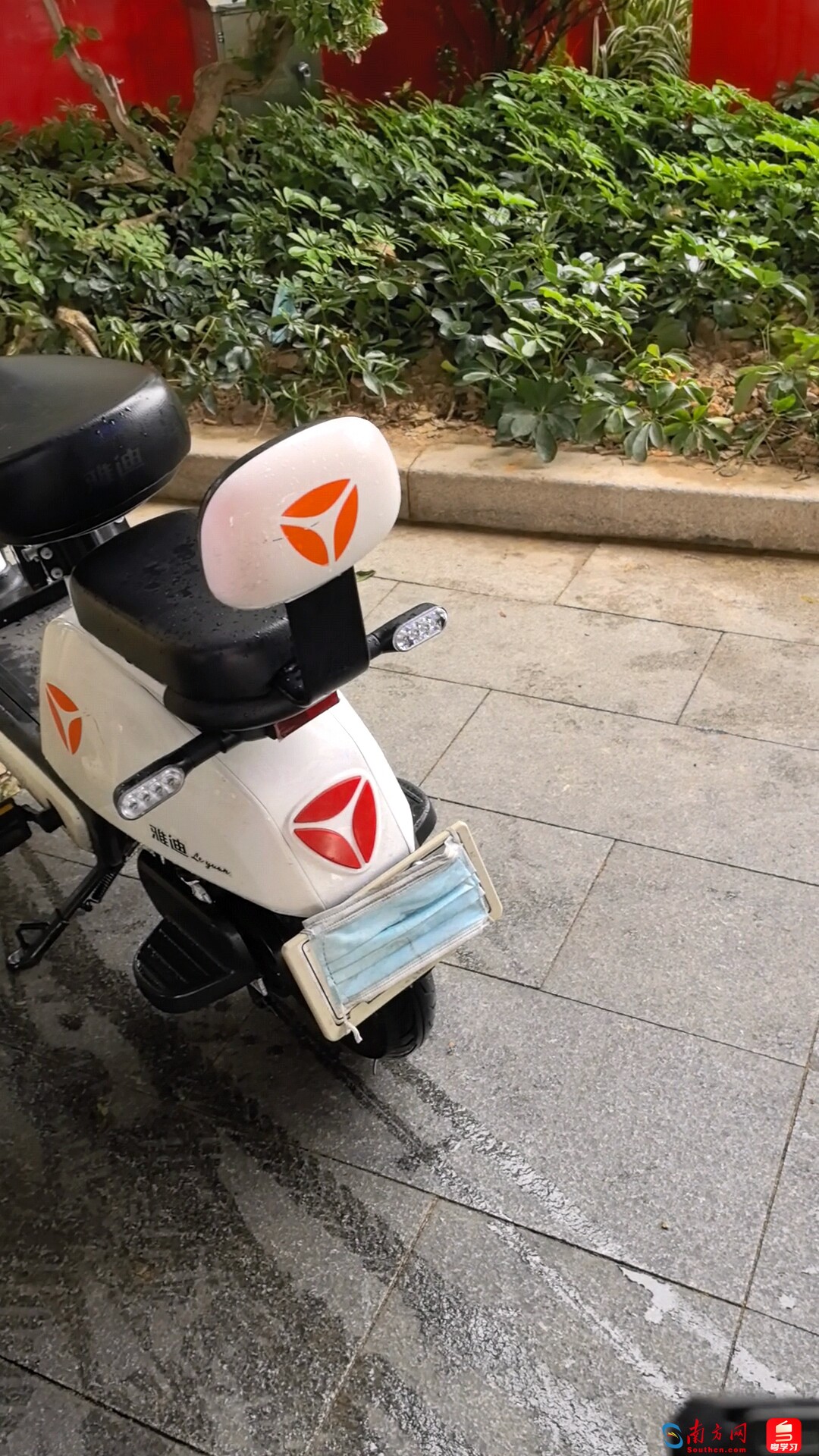 口罩遮挡电动自行车号牌