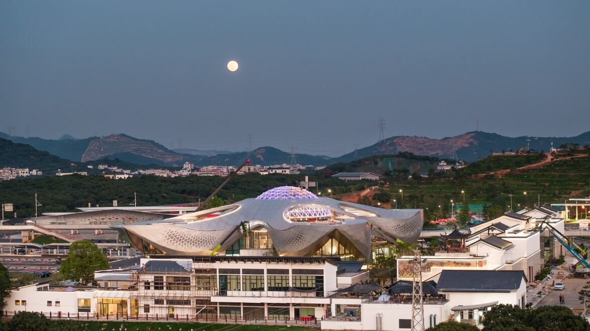 Experience romance under moonlight at Baiqiao's lychee-themed service area