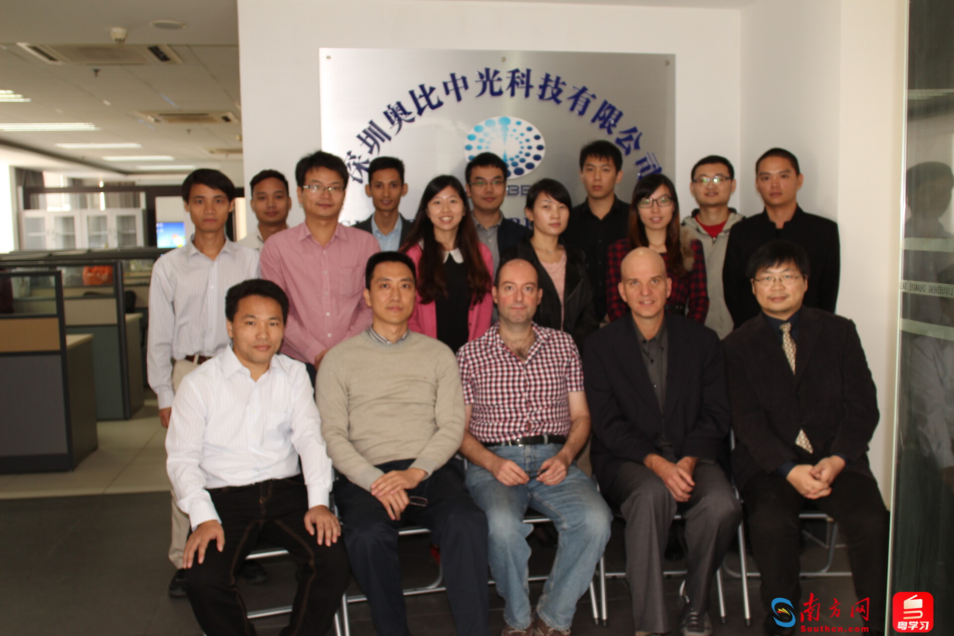 2013年留學(xué)生創(chuàng)業(yè)大廈辦公區(qū)合影。