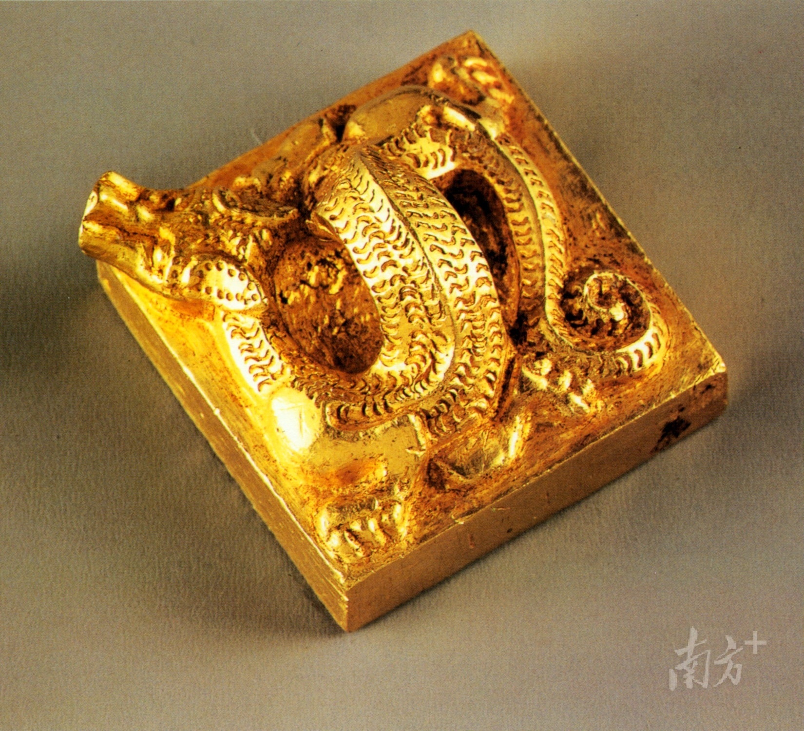 △“文帝行玺”金印，是我国目前考古发现最大的一枚西汉金印