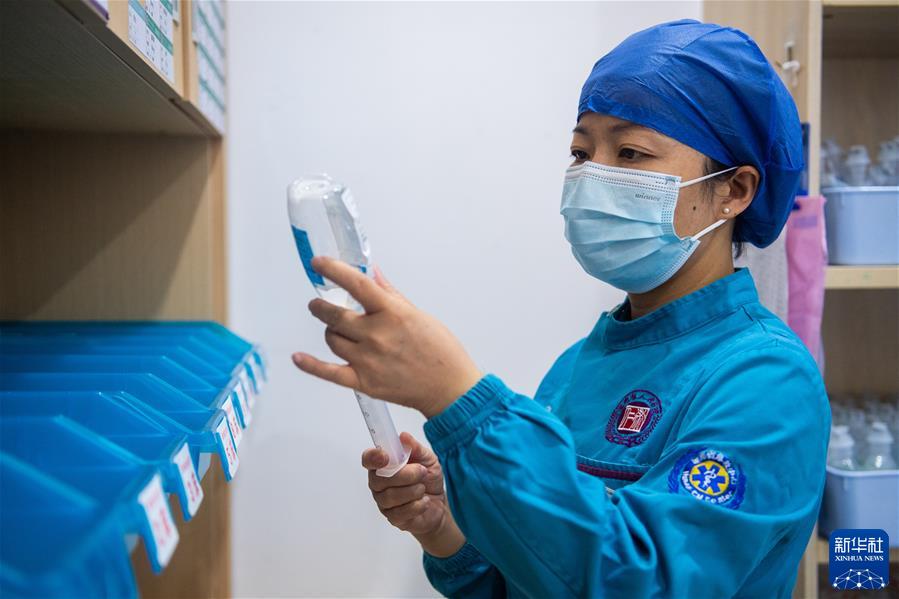 在湖南省人民医院ICU病房治疗室，徐芙蓉在配药（2022年9月9日摄）。新华社记者 陈思汗 摄