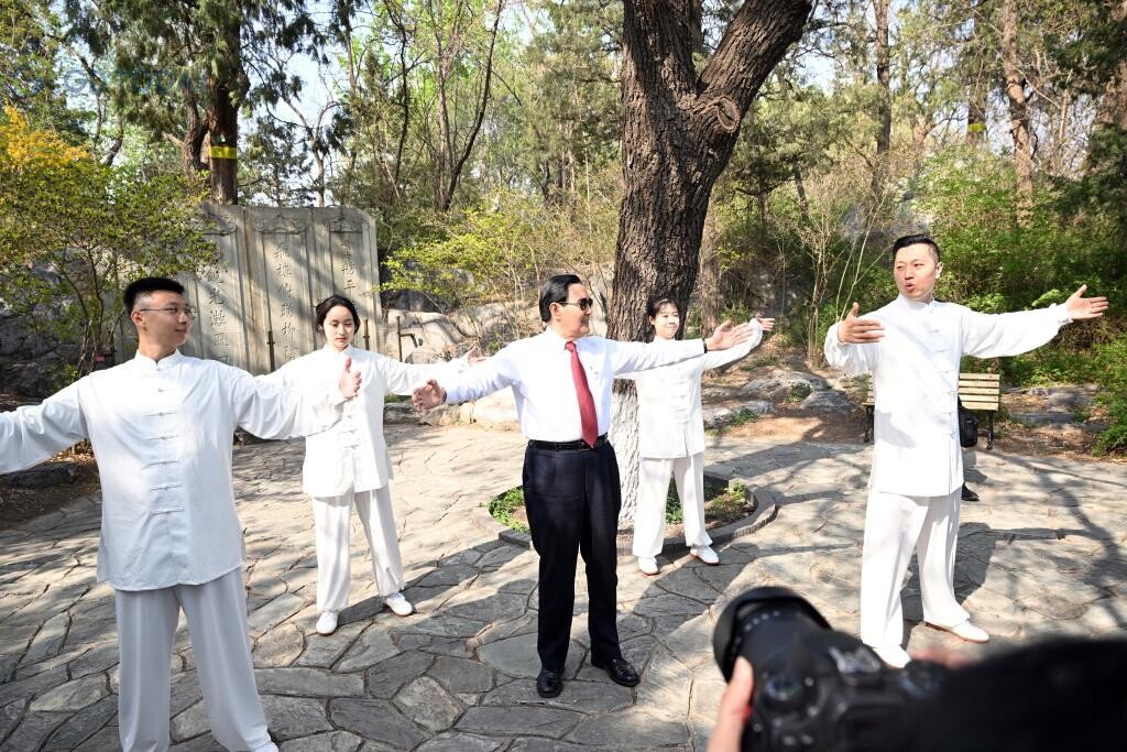 在北京大学未名湖畔，马英九与北大师生共同练习太极拳（图源：新华社）