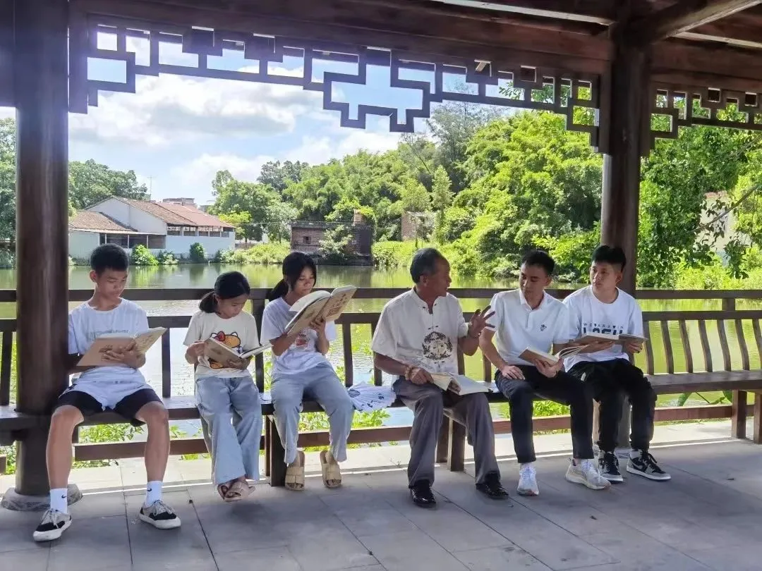 荔枝村孔繁星带领村中青少年阅读，助其树立正确的人生观价值观。