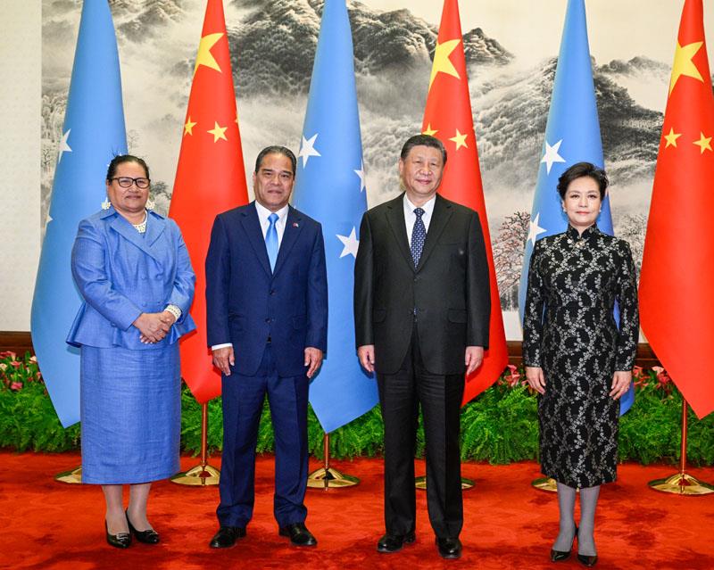 △4月9日，习近平主席在北京人民大会堂同来华进行国事访问的密克罗尼西亚联邦总统西米纳举行会谈。会谈前，习近平主席和夫人彭丽媛为西米纳总统和夫人安瑟莉举行欢迎仪式。