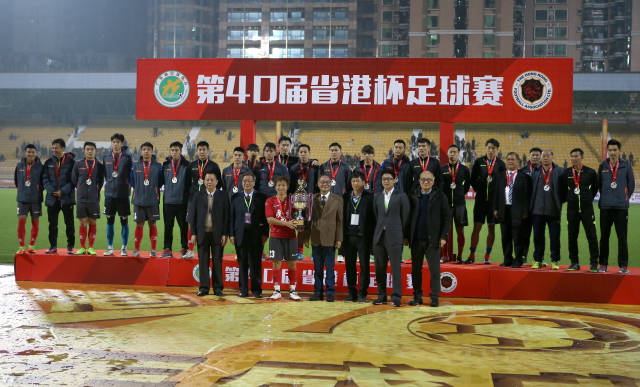 第40届省港杯足球赛，广东队在东较场合影。