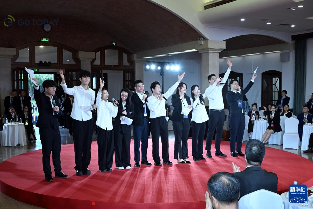 中山大学学生与台湾学生共同表演节目。（图源：新华社）