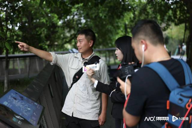 广州市海珠区湿地保护管理办公室工作人员谢惠强（左）带记者登上鸟岛。