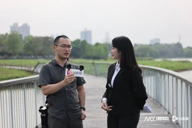 广东省生物资源应用研究所周智鑫博士（左）为记者介绍。