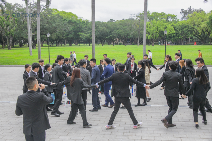 中山大学学生与20位台湾青年展开“破冰游戏”（图源：中山大学官微）