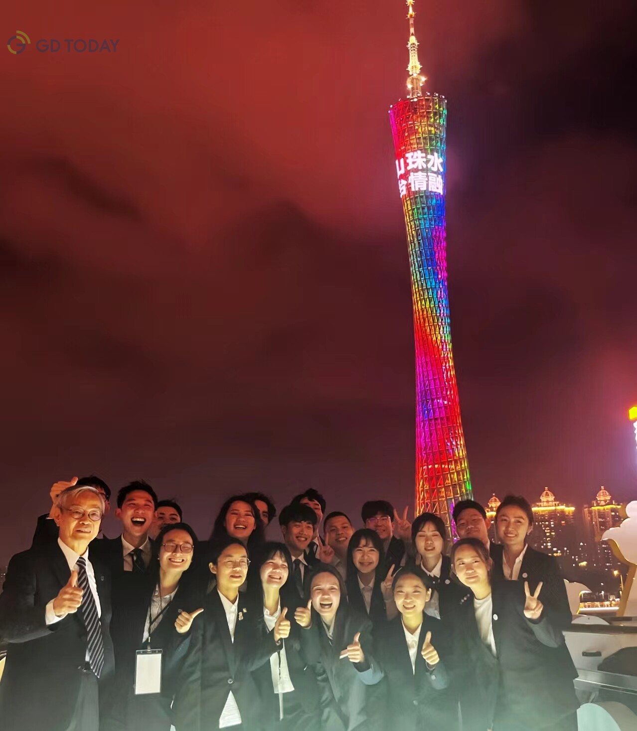 台湾青年团成员在珠江夜游时欢快合影