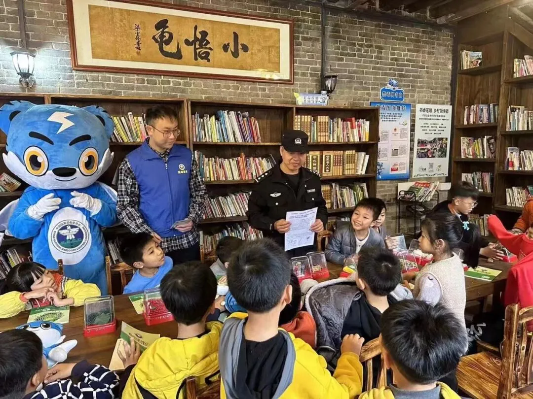 荔枝村在小悟龟书吧开展禁毒宣传活动。