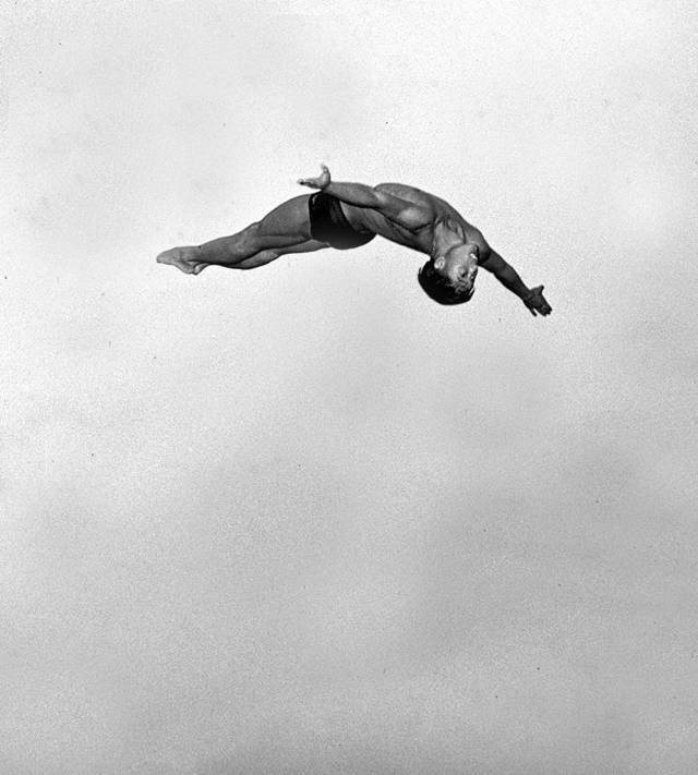 第一届全运会广东队20岁的梁伯熙获得跳板和跳台跳水两项冠军。