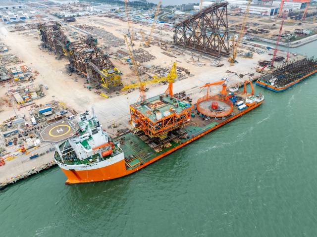 由我国自主设计建造的亚洲第一深水导管架平台“海基二号”上部组块在广东珠海完成装船。