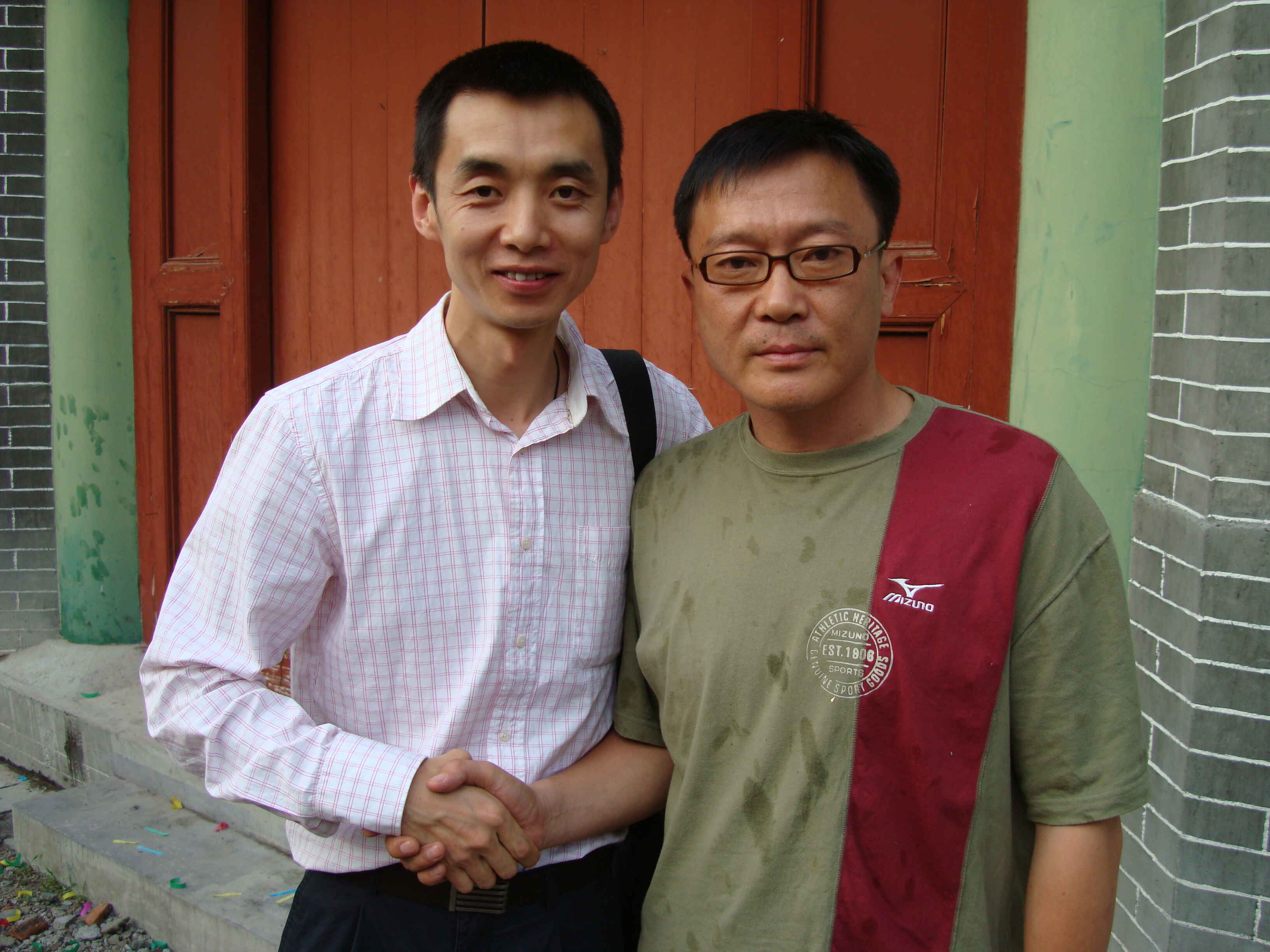 （左起）《潜伏创事纪》作者华明和姜伟。