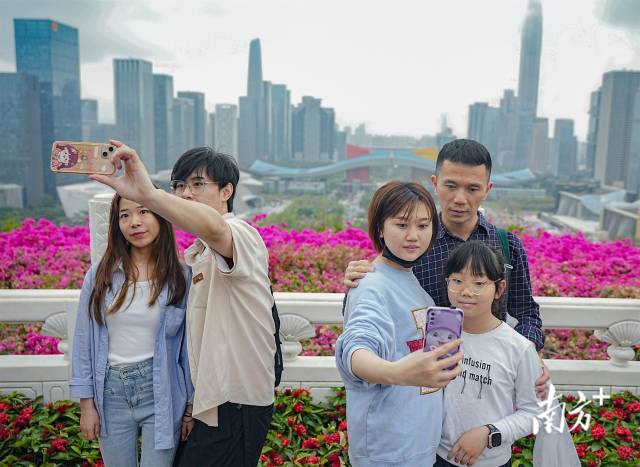 今年3月，莲花山顶，游客们拍照留念，眺望城市景色。南方日报资料图