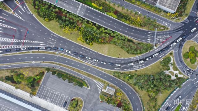 港珠澳大桥公路口岸排队等待通关的车辆。来源：央广网