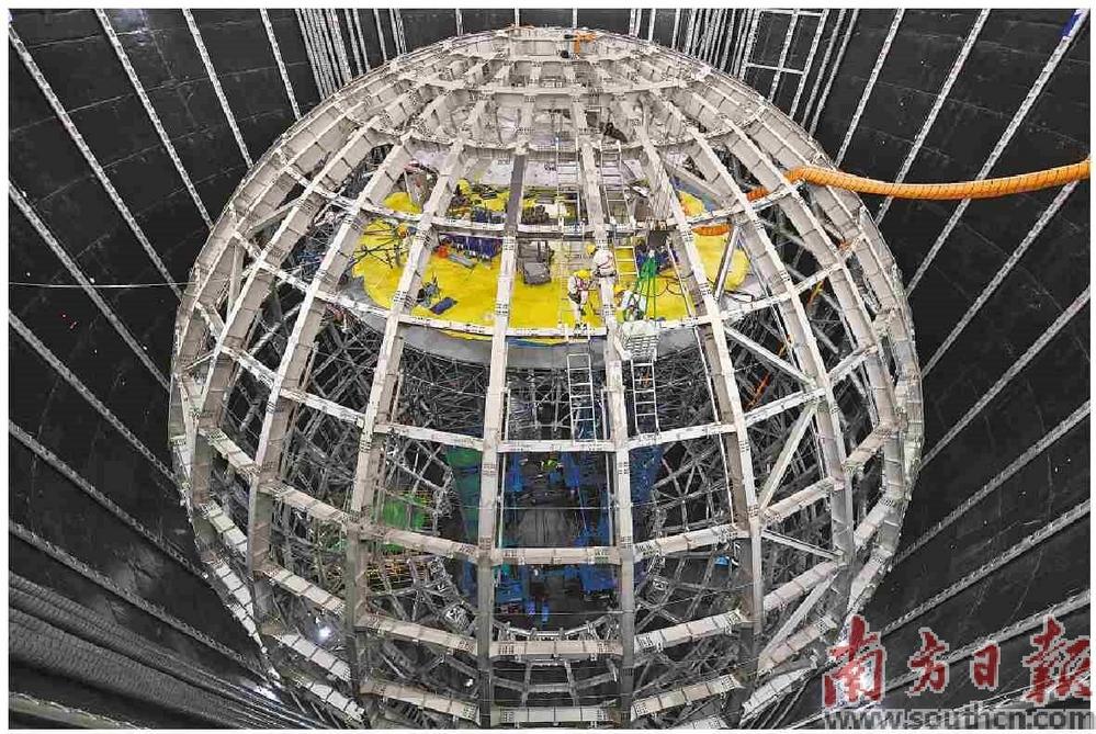 位于地下700米的江门中微子实验探测器，呈现出巨大的球形结构。 新华社发