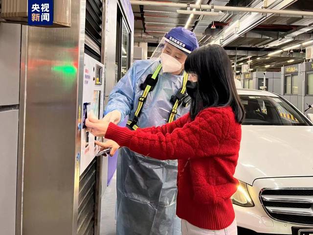 “澳车北上”车辆查验流程方便快捷，整个过程不到1分钟即可完成。来源：央视新闻