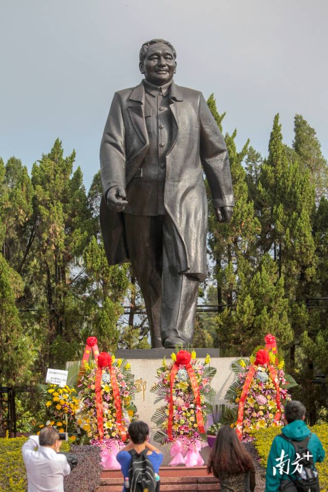 邓小平铜像前，献上一束鲜花成为深圳市民的一种生活习惯。南方日报资料图