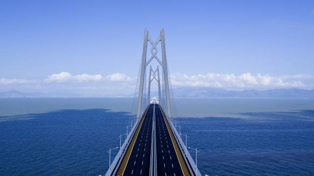 “中国结”桥塔。 