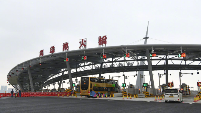 一起来看首批驶上港珠澳大桥的车辆