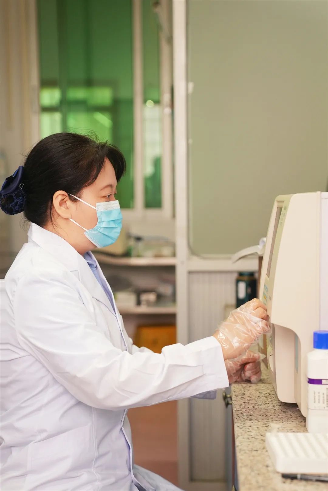 ▲民警医生刘志艳正在开展医疗检验。