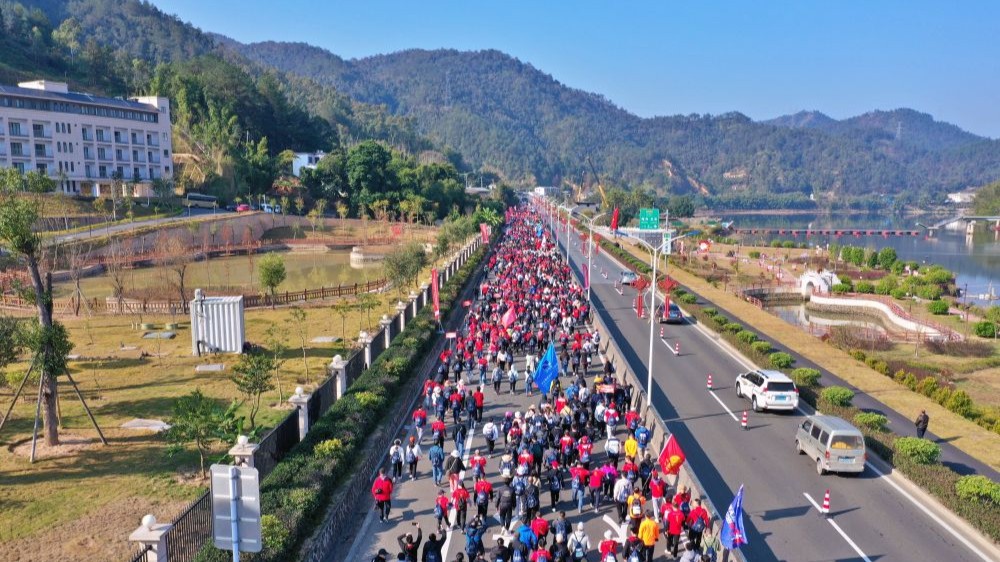 3000人重走中央红色交通线 首届粤闽健康徒步活动举行