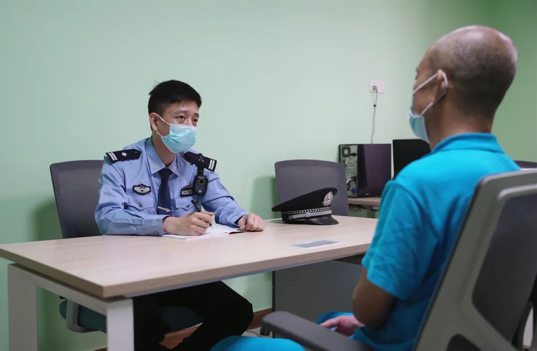 ▲民警黄宏达倾听戒毒人员心声,帮助他们根除心瘾。