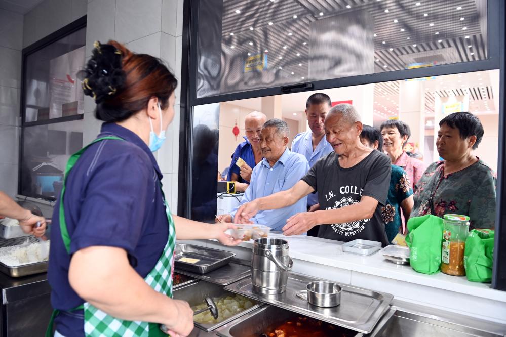 　　6月22日，老年人在浙江省衢州市常山县球川镇的“幸福食堂”排队取餐。在这个食堂，80岁以上老人每餐1元，70至79岁老人每餐2元，60至69岁老人每餐4元。新华社记者 金良快 摄