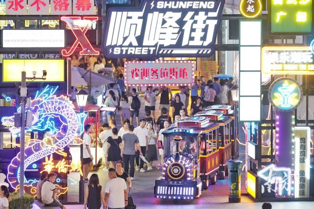 佛山，要以文旅为支点，撬动经济发展新空间，激活城乡发展新活力。图为顺峰街。戴嘉信 摄